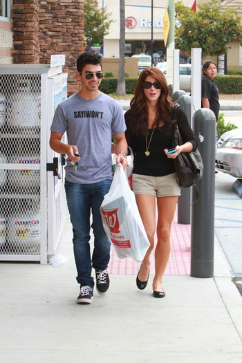 Joe+Jonas+Joe+Jonas+Ashley+Greene+Walgreens+87SPfc-9u5Vl