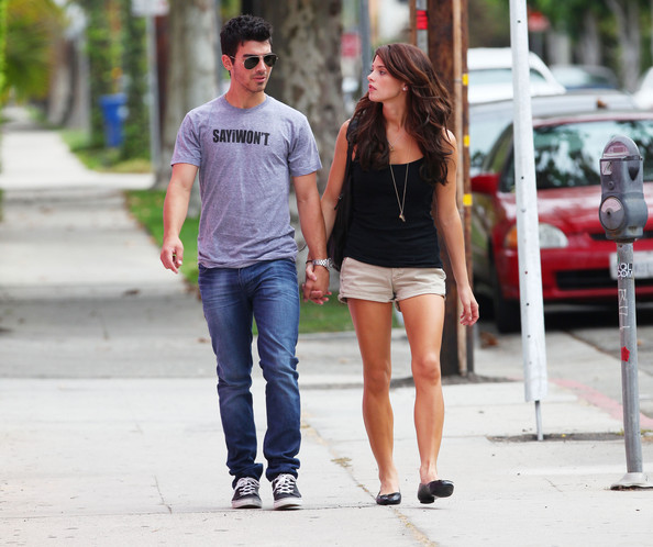 Joe+Jonas+Joe+Jonas+Ashley+Greene+Walgreens+efLhCnn-44bl - FoR U JoE JoNaS 1