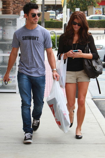 Joe+Jonas+Joe+Jonas+Ashley+Greene+Walgreens+SevGWBw-RhZl