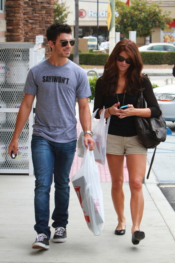 Joe+Jonas+Joe+Jonas+Ashley+Greene+Walgreens+Y8D4oH0is_Xl