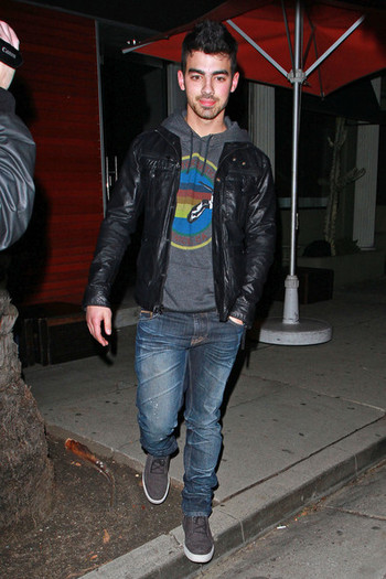 Joe+Jonas+Joe+Jonas+Leaves+Street+Cafe+EhQYaaurMmul