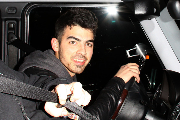 Joe+Jonas+Joe+Jonas+Leaves+Street+Cafe+jFNEEQ-J8Avl - FoR U JoE JoNaS 1