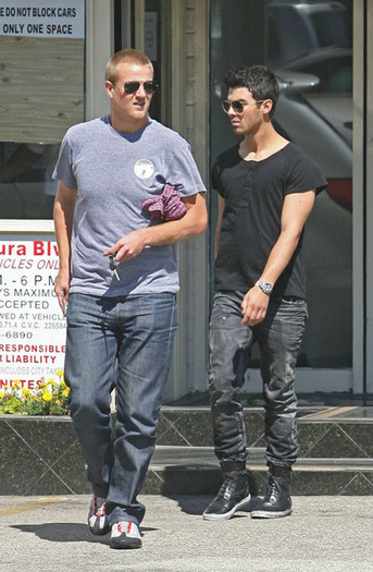 Joe+Jonas+Joe+Jonas+Leaves+Encino+Surgical+UAg1XLzb_54l