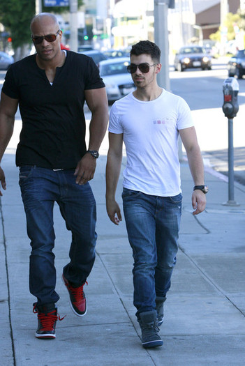 Joe+Jonas+Joe+Jonas+Out+Breakfast+Studio+City+TpFRKLundl6l - FoR U JoE JoNaS 1