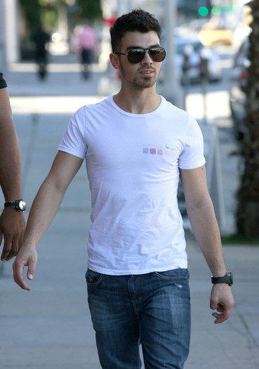 Joe+Jonas+Joe+Jonas+Out+Breakfast+Studio+City+UksRkzwxilol - FoR U JoE JoNaS 1
