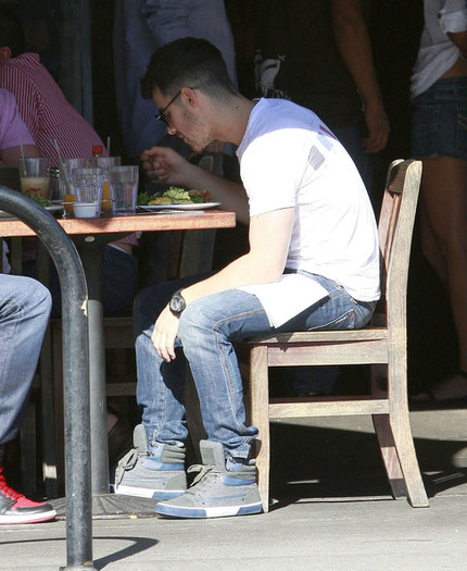 Joe+Jonas+Joe+Jonas+Out+Breakfast+Studio+City+yhgmKuRGN5jl - FoR U JoE JoNaS 1