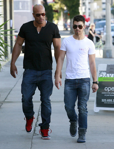 Joe+Jonas+Joe+Jonas+Out+Breakfast+Studio+City+YUyiILJCGEUl - FoR U JoE JoNaS 1