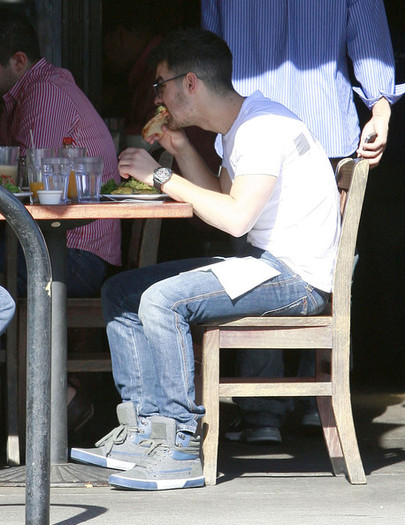 Joe+Jonas+Joe+Jonas+Out+Breakfast+Studio+City+Yy-E0SdY9c4l