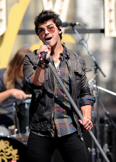 Jonas+Brothers+Friends+Perform+Grove+94k2ZP2lC-jl - FoR U JoE JoNaS 2