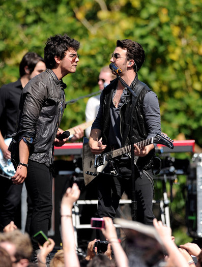 Jonas+Brothers+Friends+Perform+Grove+KLq4DUfQwHll