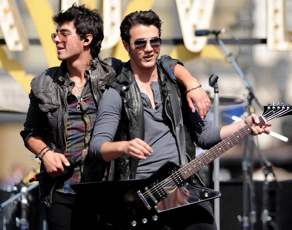 Jonas+Brothers+Friends+Perform+Grove+N4-p-wuGH8ql