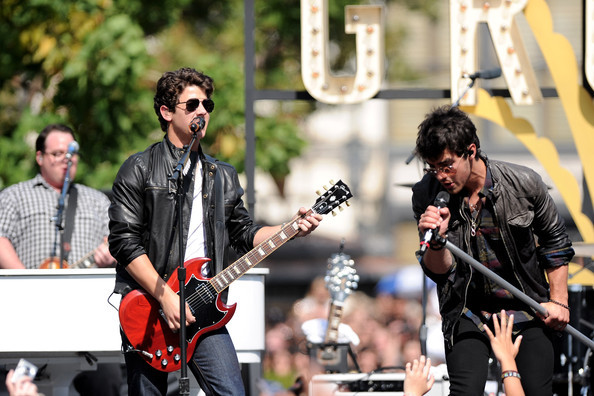 Jonas+Brothers+Friends+Perform+Grove+Nng00HYGCyOl