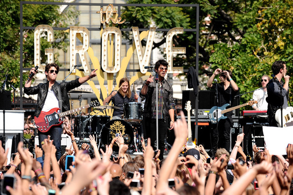 Jonas+Brothers+Friends+Perform+Grove+uXy8LJ_4mzul