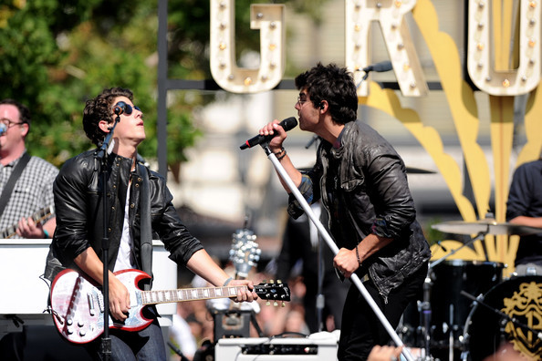 Jonas+Brothers+Friends+Perform+Grove+Zu3NGEacFx2l