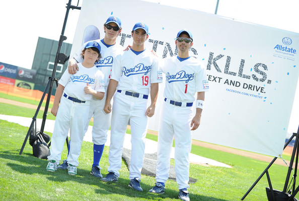 Joe+Jonas+Jonas+Brothers+Encourage+Fans+X+SdWM-jwdxDnl