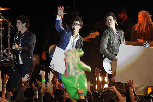Nick+Joe+Kevin+Jonas+film+late+night+concert+6bd3dNlH2Bnl
