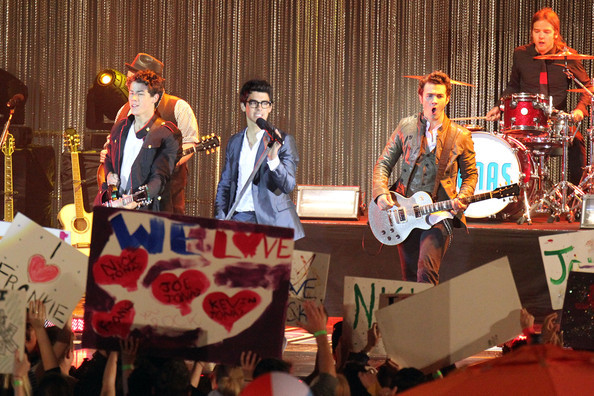 Nick+Joe+Kevin+Jonas+film+late+night+concert+dfvMEkTKr80l