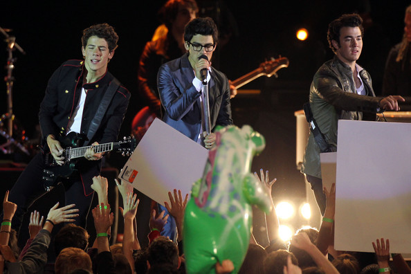 Nick+Joe+Kevin+Jonas+film+late+night+concert+fZ5c10gHWORl