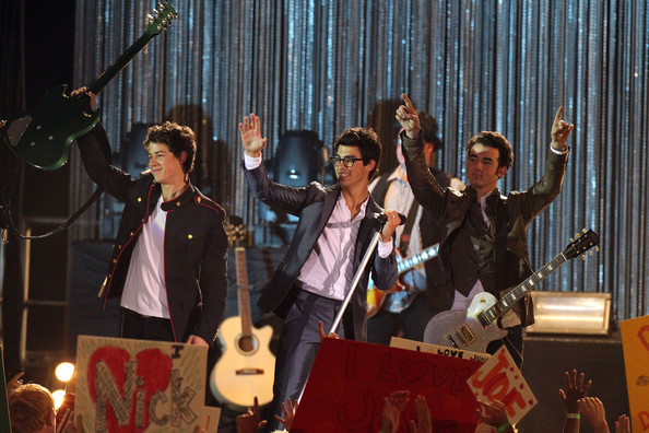 Nick+Joe+Kevin+Jonas+film+late+night+concert+gQpbtJSdKNhl