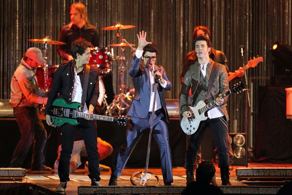 Nick+Joe+Kevin+Jonas+film+late+night+concert+l4MBfu1oh65l