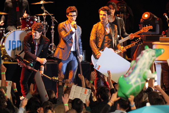 Nick+Joe+Kevin+Jonas+film+late+night+concert+sCYrgXlMOXyl