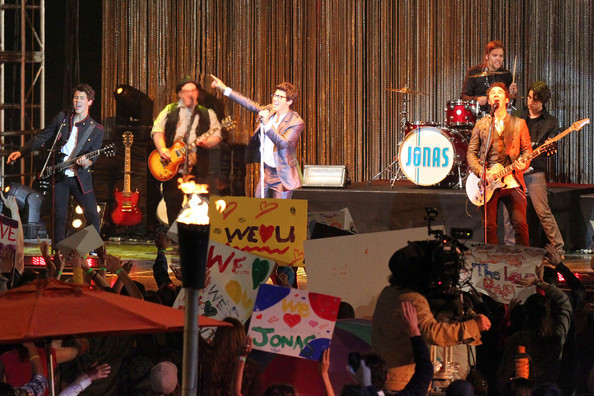 Nick+Joe+Kevin+Jonas+film+late+night+concert+T0plLYPM9jUl