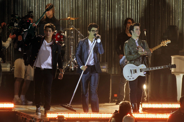 Nick+Joe+Kevin+Jonas+film+late+night+concert+vaLRlL8oKgQl