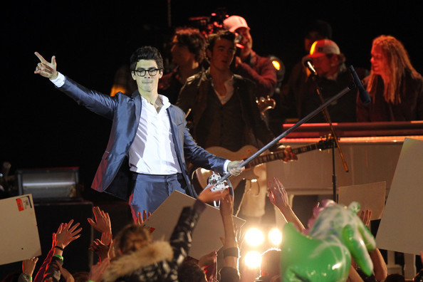 Nick+Joe+Kevin+Jonas+film+late+night+concert+WEiV8ajv-nll