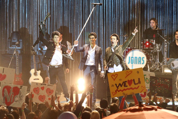 Nick+Joe+Kevin+Jonas+film+late+night+concert+WlXxK0eB-UEl