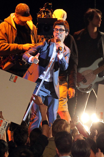 Nick+Joe+Kevin+Jonas+film+late+night+concert+Yu8VwwGa08Sl