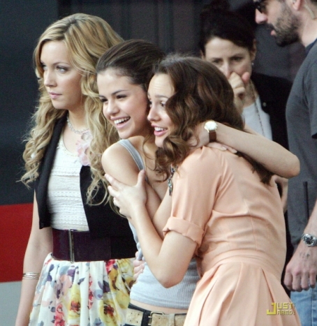 Katie Cassidy, Selena Gomez si  Leighton Meester - Click Aici  plzzz