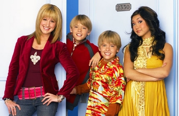 Ashley Tisdale, Brenda Song, Cole Sprouse, Dylan Sprouse în The Suite Life of Zack and Cody - Click Aici  plzzz