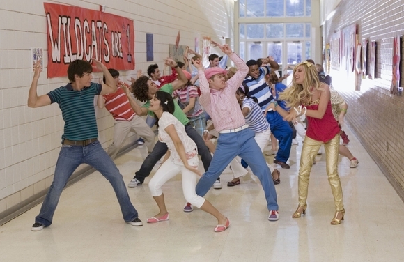 Zac Efron, Vanessa Hudgens, Lucas Grabeel, Ashley Tisdale în High School Musical 2 - Click Aici  plzzz