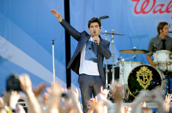 Jonas+Brothers+Demi+Lovato+Perform+ABC+Good+PKLdsO2Bv4nl