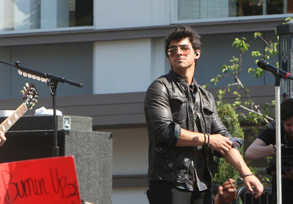 Jonas+Brothers+concert+Grove+C_BWMvttLBal