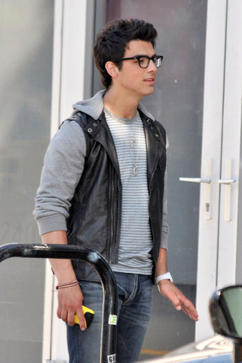 Joe+Jonas+hangs+out+set+upcoming+Disney+project+dtTqW_FVQVkl - FoR U JoE JoNaS 3