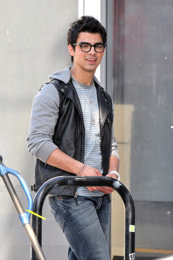 Joe+Jonas+hangs+out+set+upcoming+Disney+project+LdoQcX4cWNKl - FoR U JoE JoNaS 3