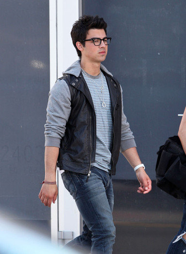 Joe+Jonas+Set+JONAS+Santa+Monica+WSgylQanxzSl