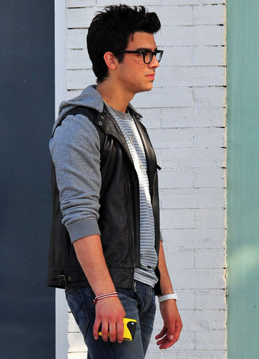 Joe+Jonas+Set+JONAS+Santa+Monica+4+2RfFpnM3G-kl - FoR U JoE JoNaS 3