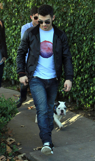 Joe+Jonas+Joe+Jonas+Out+Lunch+Kings+Road+Cafe+5BxRV46lQLtl - FoR U JoE JoNaS 3