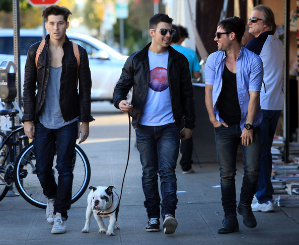 Joe+Jonas+Joe+Jonas+Out+Lunch+Kings+Road+Cafe+9NSIoUuHpfxl - FoR U JoE JoNaS 3