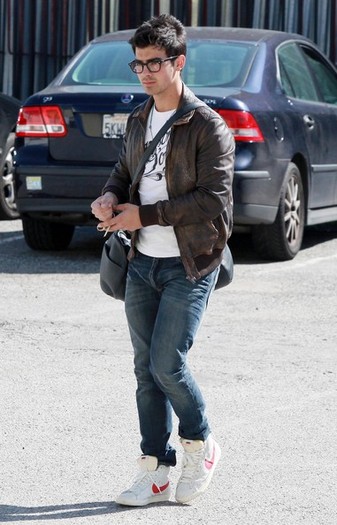 Joe+Jonas+Out+Shopping+Friends+Grove+0U_deDAOeJUl