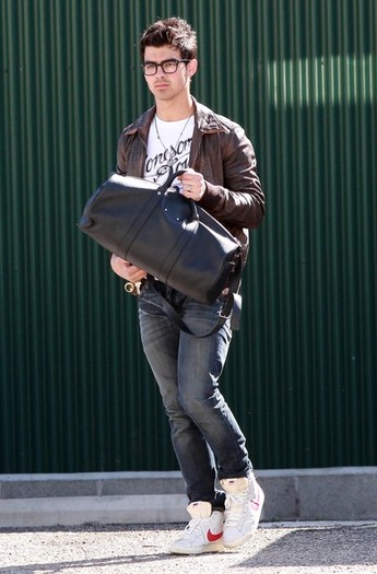Joe+Jonas+Out+Shopping+Friends+Grove+7pJjqXxnI8Xl