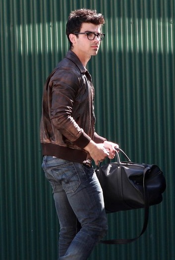 Joe+Jonas+Out+Shopping+Friends+Grove+LF043WyJ15Vl