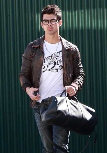 Joe+Jonas+Out+Shopping+Friends+Grove+OZKleYu2O86l