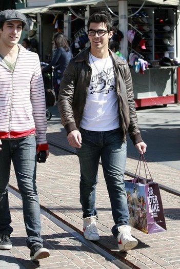 Joe+Jonas+Out+Shopping+Friends+Grove+R_HzL4maS8el