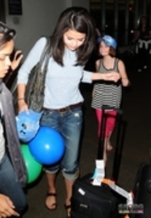 normal_007 - 2011 At LAX With Joey King