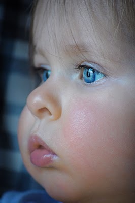 Poze bebelusi - poze cu bebelusi frumosi; ochii albastri:*
