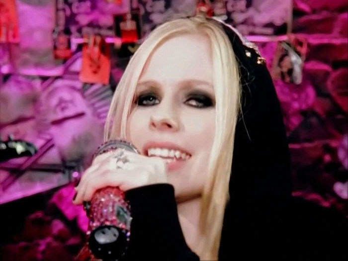 normal_Avril_Lavigne_-_The_Best_Damn_Thing_20081109131023 - THE BEST DAMN THING - captures