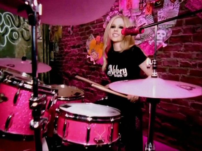 normal_Avril_Lavigne_-_The_Best_Damn_Thing_20081109140019 - THE BEST DAMN THING - captures